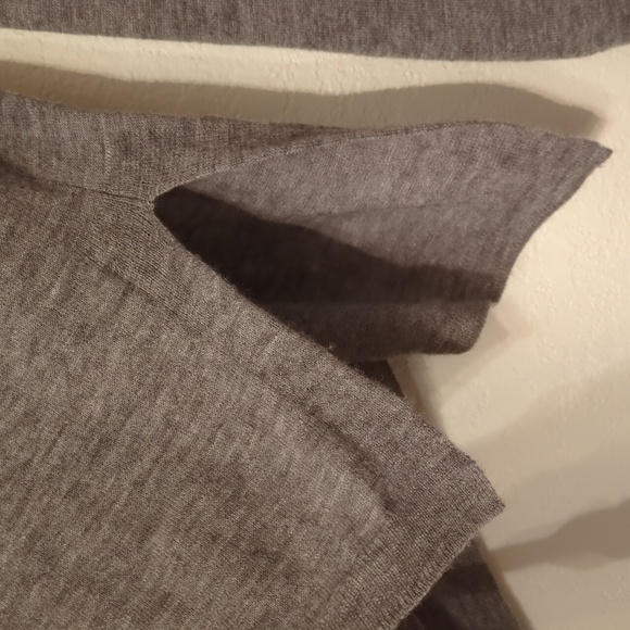 Vince Merino Wool Blend V-neck Lightweight Sweater Pullover Minimalist Cozy Fall - Picture 4 of 7